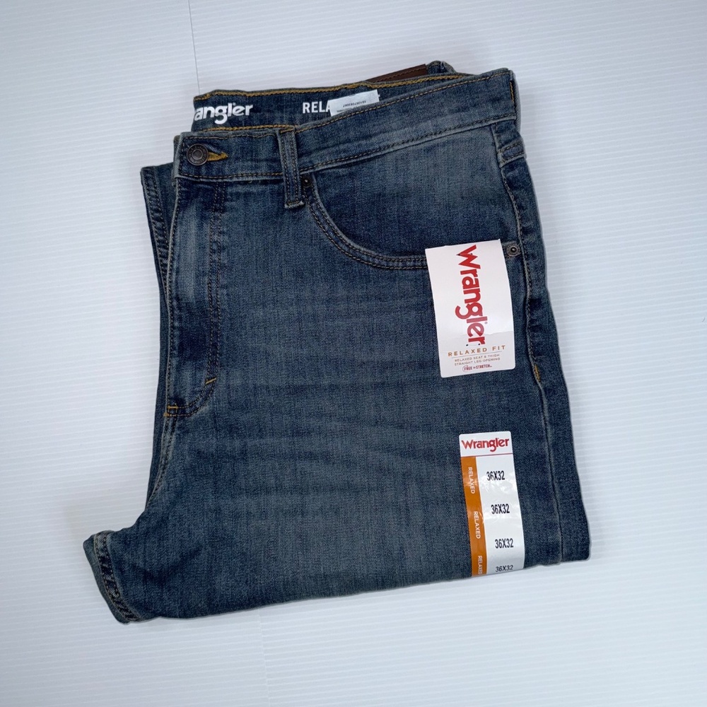 Wrangler men's jeans 36x32 . Medium wash, blue, flex fit, cotton, relaxed fit
